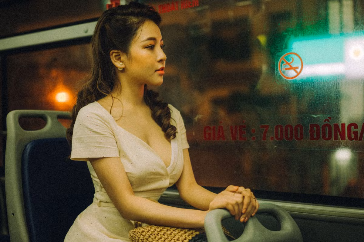 Những đường cong nóng bỏng giúp hot girl 9X này thu được về hàng ngàn lượt like và chia sẻ ảnh trên mạng xã hội.