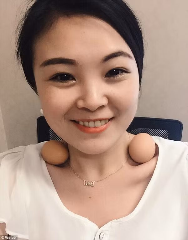 Một số bạn trẻ phương Tây cũng trải nghiệm trào lưu đo vóc dáng chuẩn này song thay cá thật bằng kẹo hình cá hay cá nhựa.