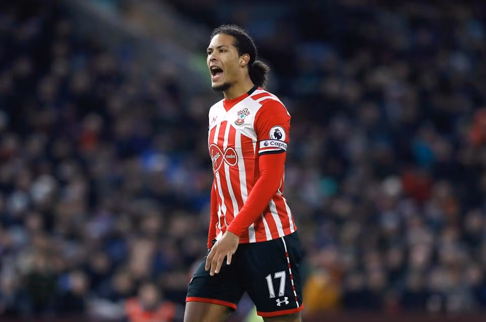 Juventus tranh Van Dijk: Theo thông tin chuyển nhượng bóng đá từ Sun Sport, Nhà ĐKVĐ Serie A đã gia nhập cuộc đua giành chữ kí của trung vệ Virgil van Dijk, mục tiêu đang nằm trong tầm ngắm của Chelsea và Liverpool. Lão bà hiện đang tìm kiếm 1 trung vệ đẳng cấp sau khi bán Bonucci cho Milan. Ảnh: The Sun