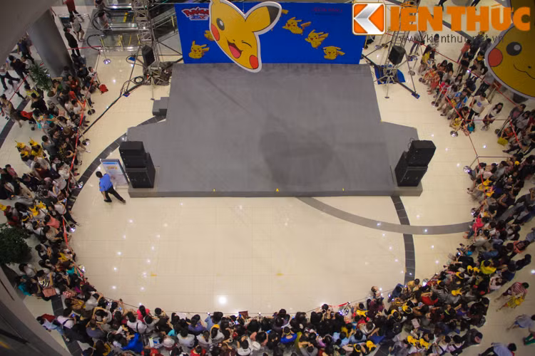 Ngoài giới trẻ Hà thành thì lễ diễu hành của đoàn binh Pikachu còn thu hút được rất nhiều các em nhỏ tham gia sự kiện hoành tráng này.