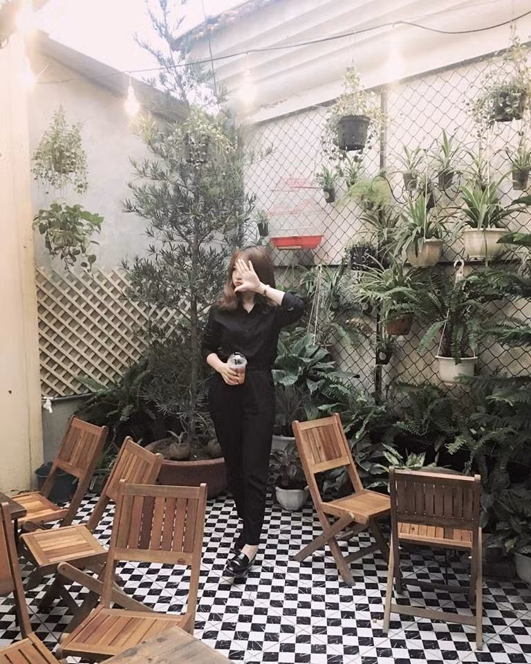 Với phong cách thiết kế lấy ý tưởng từ phong cách Bohemia pha trộn với một chút hoài cổ Vintage, Ngầu Coffee đã khơi gợi sức khám phá của các vị khách. Chính thức đi vào hoạt động từ cuối tháng 8 năm 2016, quán cafe này trở thành địa điểm hot được bạn trẻ thành Vinh lựa chọn.