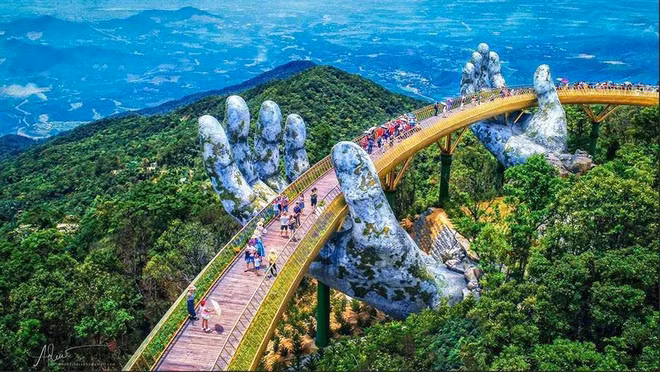 Giữa phong cảnh thiên nhiên tươi đẹp của đỉnh Bà Nà, được dạo bước trên cây cầu Vàng này chẳng khác nào lạc vào chốn bồng lai tiên cảnh.