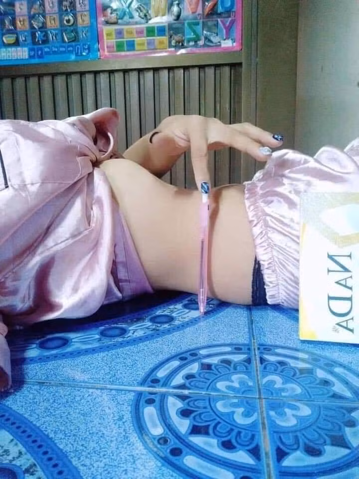 Nếu eo của bạn chỉ chiếm khoảng 2/3 chiều cao cây bút thì có nghĩa là bạn đang sở hữu một vòng 2 khá săn chắc, nhỏ nhắn và là ước mơ của bao cô gái khác.
