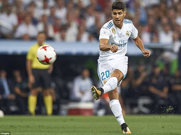 Sau những năm tháng được tôi luyện ở môi trường bóng đá đỉnh cao, Asensio dần trưởng thành bên cạnh những đàn anh tại Real Madrid như Kroos, Modric hay Isco. Sở hữu nhãn quan chiến thuật tốt, chạy chỗ thông minh cùng với đó là những cú sút với lực tốt, ngôi sao bóng đá 21 tuổi này là trợ thủ đắc lực cho hàng công của "nhà trắng" mùa giải vừa qua với cú ăn 5 huyền thoại. Ảnh: Getty Images