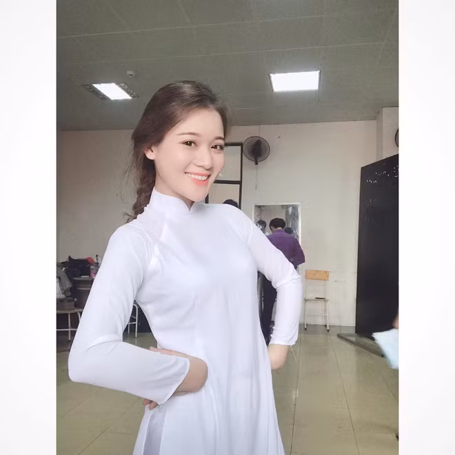 Nổi tiếng - chân dài - đại gia là những từ khóa thường đi kèm với nhau. Nhận thức được những cám dỗ xung quanh sự nổi tiếng nhưng Yến Nhi không giữ quan điểm phiến diện.