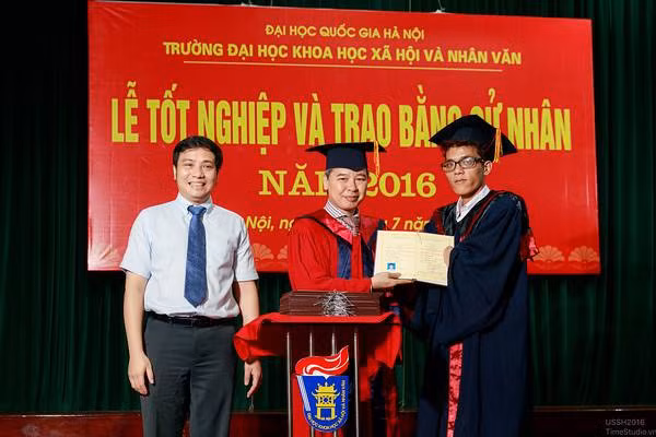 Lở cho biết trước khi trở thành một shipper và được mọi người biết đến, anh cũng từng làm cho một công ty về vận chuyển. Công việc của Lở là lấy hàng từ công ty và chở đến những địa điểm cố định. Nhưng do khối lượng hàng hoá nhiều và nặng quá sức nên Lở xin nghỉ và liên hệ với các shop để giao hàng. Mỗi ngày Lở giao trung bình khoảng 10 đơn hàng, ngày nhiều thì 20-30 đơn, có khi không kịp nghỉ để ăn cơm. Mỗi đơn hàng giao có giá từ 20.000đ đến 50.000 đồng tuỳ theo khối lượng và quãng đường.