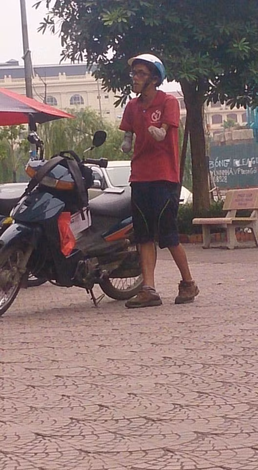 Nhân vật trong bức hình được cư dân mạng chia sẻ rộng rãi là Lỳ Láo Lở, 29 tuổi, người Dao đỏ. Lở vừa tốt nghiệp Khoa học quản lý của ĐH Khoa học xã hội Nhân văn – ĐH Quốc gia Hà Nội vào hồi tháng 7 năm nay. Do chưa tìm kiếm được công việc thích hợp với khả năng và sức khoẻ nên Lở tạm thời nhận công việc giao hàng để trang trải cuộc sống.