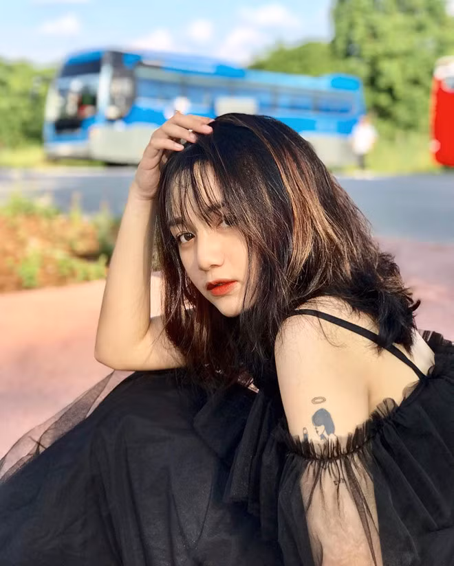 Nhờ nhan sắc cuốn hút, nữ sinh 10X Hưng Yên hiện có hơn 90.000 lượt theo dõi tại trang cá nhân. Dù theo đuổi phong cách dễ thương hay gợi cảm, loạt hình của 10X luôn nhận được nhiều lượt tương tác từ dân mạng.
