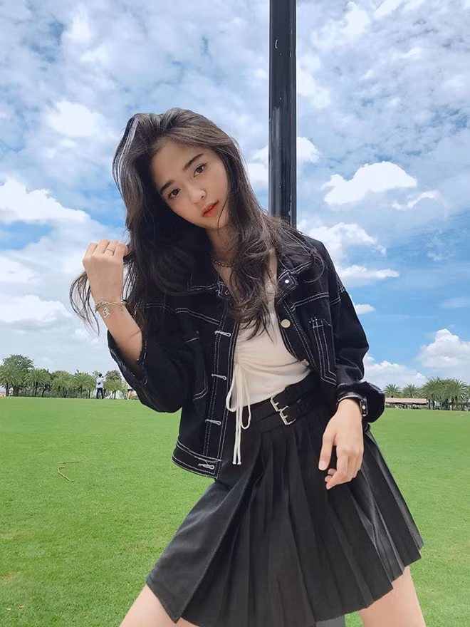 Do học trường nội trú, Hoàng Yến không thường xuyên được sử dụng điện thoại. Tuy nhiên, những hình ảnh 10X đăng tải trên trang cá nhân vẫn giúp cô hút tới gần 70.000 follow.