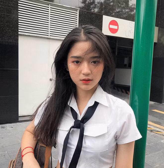 Sở hữu nhan sắc được đánh giá là ngọt ngào, nữ tính, Mai Hà Hoàng Yến (sinh năm 2002) được nhiều dân mạng ví như hình ảnh nữ chính trong các bộ phim thanh xuân vườn trường. Cô nàng học tại trường THCS - THPT Nguyễn Khuyến, Bình Dương.