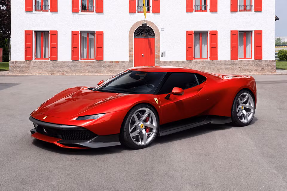 Dựa trên nền tảng 488 GTB, Ferrari SP38 được lấy cảm hứng chính từ chiếc F40 huyền thoại của hãng. Chủ nhân của Ferrari SP38 cũng là người sở hữu siêu phẩm Pagani Zonda Aether Roadster ở trên. Ferrari SP38 gây ấn tượng với vẻ ngoài đậm chất xe đua và sử dụng động cơ tăng áp kép V8 3.9L của 488 GTB, sản sinh công suất 661 mã lực và mô-men xoắn cực đại 760 Nm.