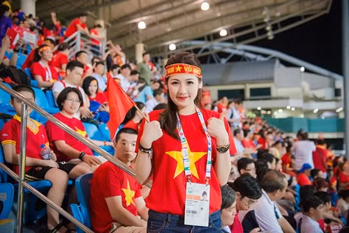 Với vẻ đẹp rạng ngời, Dương Tú Anh là điểm sáng trong số CĐV Việt Nam có mặt tại Singapore.