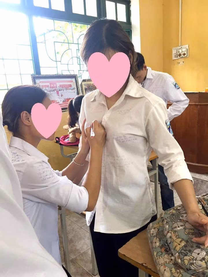 Ký lên áo bạn bè trong khoảnh khắc chia tay, kết thúc năm học là cách lưu giữ kỷ niệm thời đèn sách đã trở thành truyền thống qua nhiều thế hệ học trò. Tuy nhiên, hình ảnh ký tặng trên ngực áo nữ sinh lại vấp phải nhiều ý kiến bình luận khá gay gắt.