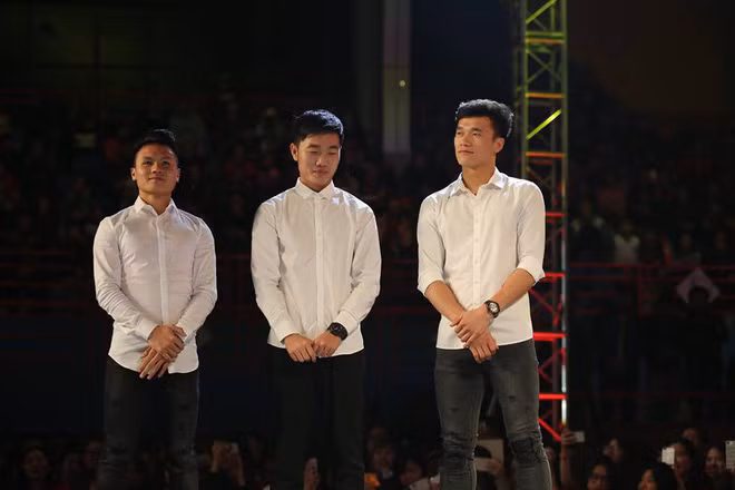 Theo nhiều dân mạng bình luận: "Vóc dáng đẹp, cơ bắp, các cầu thủ U23 Việt Nam mặc sơ mi thực sự rất hợp. Nó cho thấy sự năng động và cực trẻ trung".