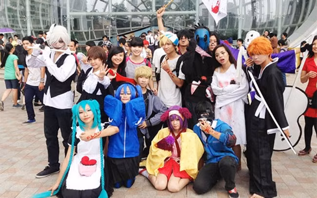 Cosplay phổ biến trong giới trẻ Nhật Bản và ngày nay nó trở thành hoạt động văn hóa, giải trí trên toàn thế giới. Những người yêu thích cosplay thường tìm những người chung chí hướng, lập thành nhóm, chuẩn bị tập kĩ lưỡng cho mỗi lần xuất hiện.