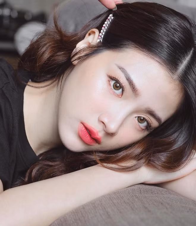Vẻ đẹp không tỳ vết của nữ diễn viên 27 tuổi - Pimchanok khiến người đối diện không thể rời mắt.