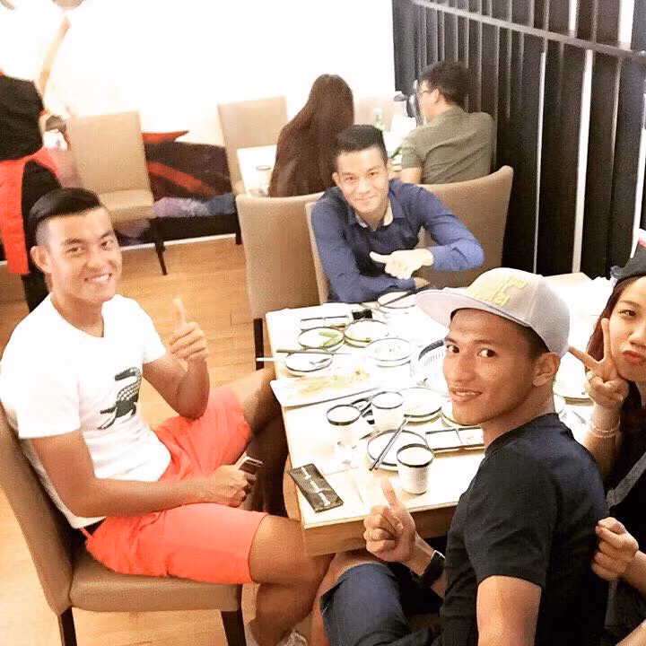 Ngoài những giờ mệt nhoài trên sân tập, đôi bạn thân Ngọc Thắng và Tấn Tài thường xuất hiện cùng nhau.