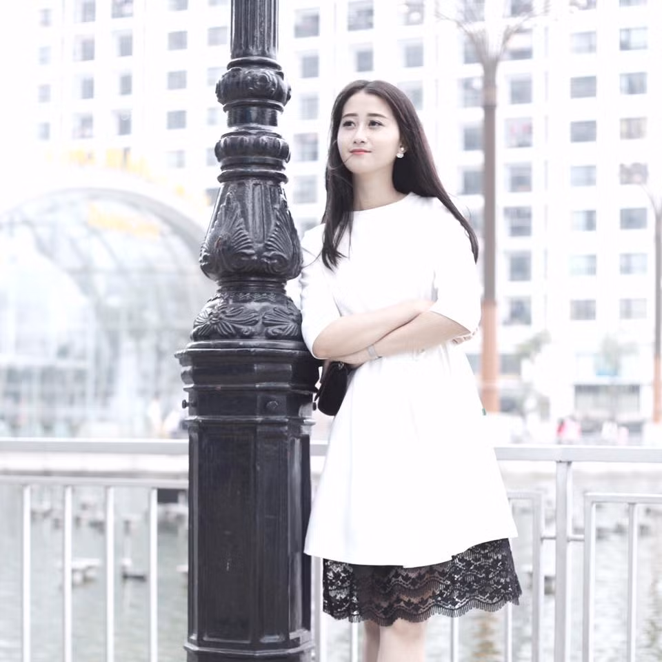 Trong bộ váy trắng tinh khôi, Nga Anh lại càng làm nhiều người nhớ đến hình ảnh của hot girl đình đám Hà thành là Hà Lade.