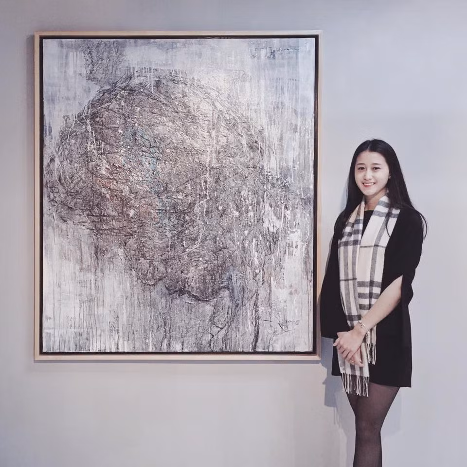 Đôi chân dài cũng khiến Nga Anh ghi điểm tuyệt đối trong mắt người đối diện.