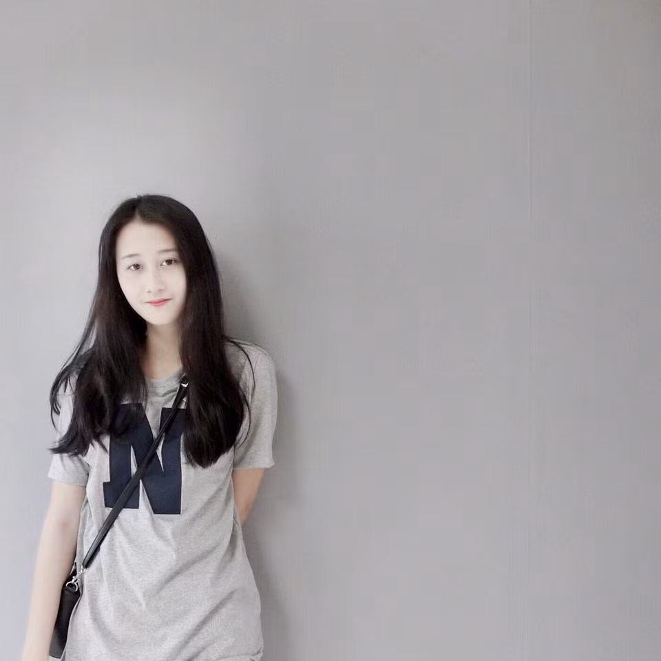 Sau khi được nhiều người gọi là bản sao của hot girl Hà Lade, Nga Anh có cảm thấy ngại ngùng và không dám nhận là bản sao của cô hot girl Hà thành.