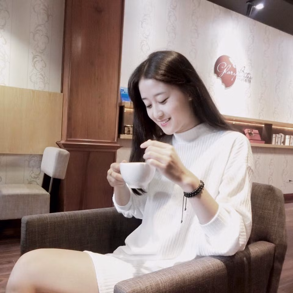 Nga Anh giống hot girl Hà Lade từ khuôn mặt, ánh mắt cho đến nụ cười. Chính những điểm tương đồng này giúp cô gái sinh năm 1995 được nhiều người chú ý tới trong cuộc thi sắc đẹp trường báo cũng như khi xuất hiện ngoài đường.
