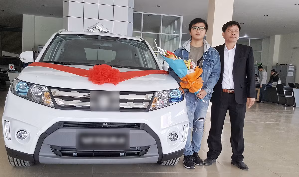 Mới đây, trên MXH xuất hiện đoạn chia sẻ ngắn thu hút nhiều sự chú ý của người xem. Đó là bài viết của một chàng sinh viên ĐH Luật vừa dùng số tiền tiết kiệm sau nhiều năm làm thêm để mua xe ô tô tặng bố.