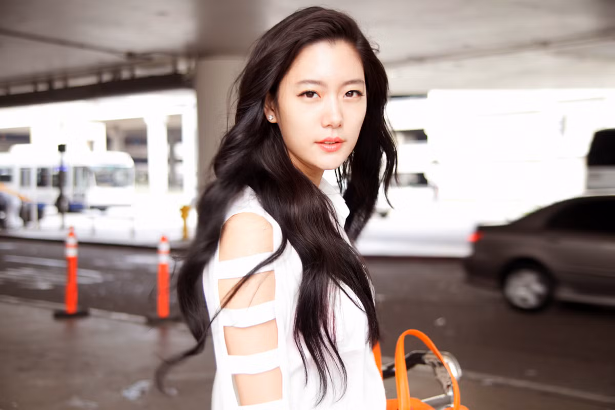Năm 2013, Clara Lee được bình chọn vào top 10 Mỹ nhân quyến rũ nhất Hàn Quốc.