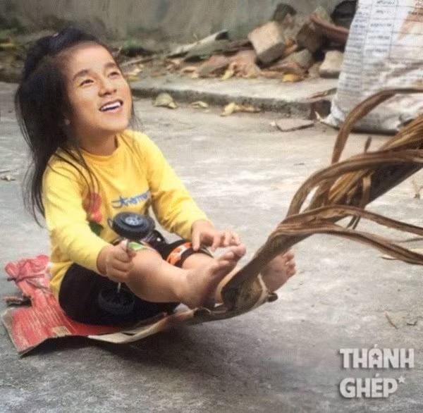 Mới đây trên mạng xã hội, "thánh ghép ảnh" đã lựa chọn một loạt sao Việt nổi tiếng như Sơn Tùng M-TP, Trấn Thành hay Hồ Ngọc Hà... để làm nhân vật chính trong ảnh chế "Một vé về tuổi thơ" siêu hài hước. Ảnh trong bài: Thánh Ghép.