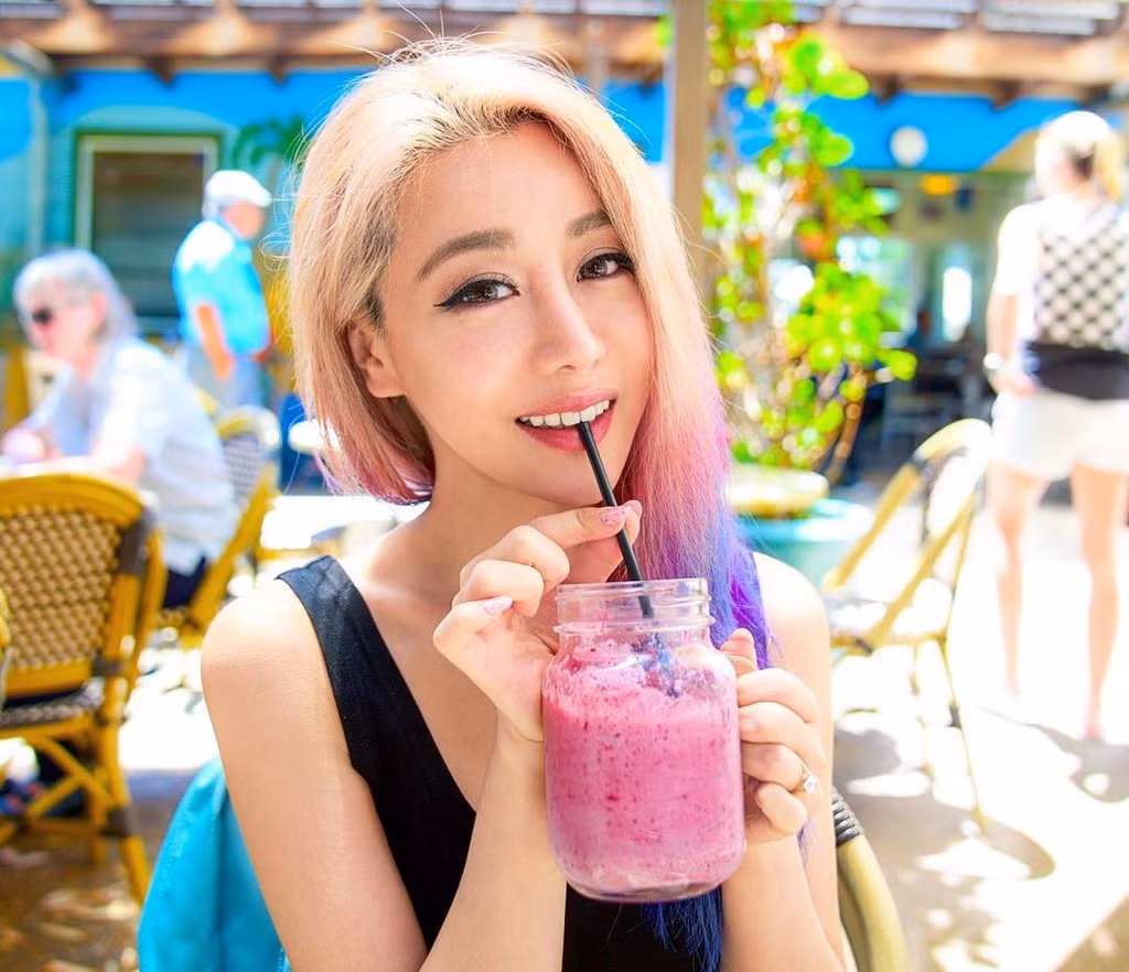 Wendy Ayche (nickname Wengie) là cái tên không còn xa lạ với cộng đồng mạng đặc biệt là những tín đồ Youtube. "Đặc sản" của Wengie là những clip cuộc sống đầy màu sắc. Không chỉ vậy, cô nàng này còn nổi tiếng nhờ ngoại hình xinh đẹp cùng mái tóc nhuộm màu siêu "dị".