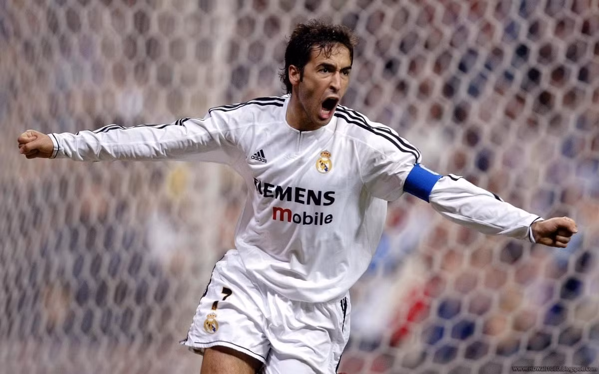 Đứng thứ ba trong danh sách này đó là Raul Gonzales, "Chúa nhẫn" đã có được 15 bàn thắng trong những trận El Clasico mà mình tham dự.