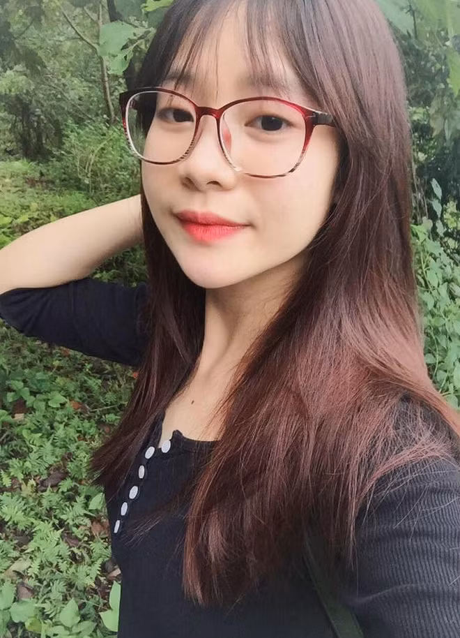 Cô nàng thủ khoa Học viện Tài chính được cộng đồng mạng nhắc tới đó là Ngô Thị Hương Thảo (sinh năm 1995, tại thị xã Sơn Tây). Cô bạn này là một trong số những gương mặt ưu tú của khoa Tài chính doanh nghiệp, ngành Tài chính ngân hàng, Học viện Tài chính (Hà Nội).