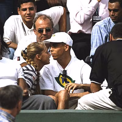 Theo tiết lộ của một số nhà báo, Ronaldo từng có thời gian "qua lại" với hoa hậu làng quần vợt, Anna Kournikova. Thậm chí, không ít lần cựu cầu thủ Inter Milan đã thuê chuyên cơ sang Nga để thăm và tán tỉnh người đẹp.