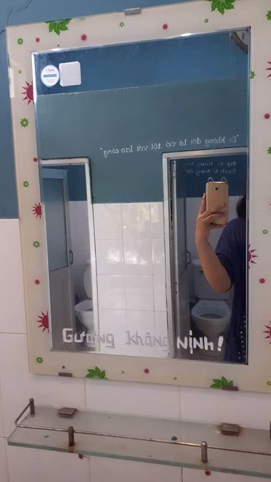 Chỉ sau hơn một giờ đăng tải, bức ảnh về nhà vệ sinh đặc biệt này đã nhận được hàng nghìn lượt thích từ cộng đồng mạng.
