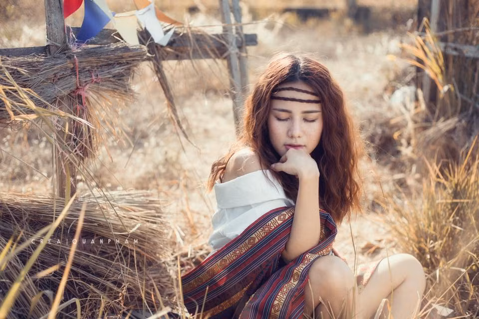  Nữ sinh trường Luật nói trên tên đầy đủ là Lê Nguyễn Hoàng Vy, Nickname Lee Vy (sinh năm 1993) sinh ra và lớn lên tại TP Buôn Mê Thuột, tỉnh Đắk Lắk. Tuy nhiên, Hoàng Vy đã đưa sự quyết định táo bạo khi chọn con đường làm mẫu ảnh là hướng đi mới cho mình.