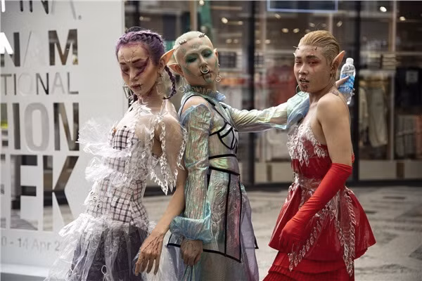 Mới đây, Tuần lễ Thời trang Quốc tế Việt Nam 2019 đã chính thức bắt đầu với hoạt động Best Street Style. Đây là một hoạt động quen thuộc, nơi các tín đồ thời trang được thỏa sức sáng tạo và trình diễn phong cách thời trang đường phố mang đậm dấu ấn cá nhân.