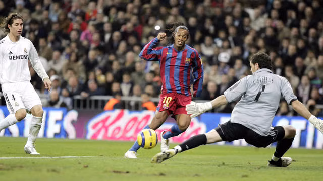Ronaldinho (Barcelona) sở hữu đôi chân ma thuật, có thể đặt hàng phòng ngự Real vào tình trạng báo động bất kỳ thời điểm nào. Ronaldinho từng ghi bàn ở 4 trận liên tiếp gặp Real Madrid.