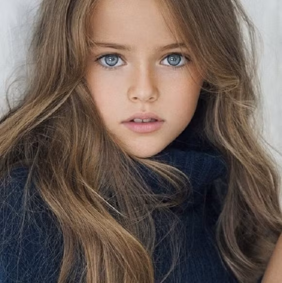 Kristina Pimenova là cô bé đến từ Nga sinh năm 2005 được nhiều người biết tới với danh hiệu " Thiên thần nhí đẹp nhất giới". Sau một thời gian im ắng trong các hoạt động nghệ thuật, tiểu thần tiên này đã trở lại với nhiều sự thay đổi lớn. Ảnh trong bài: Facebook nhân vật.