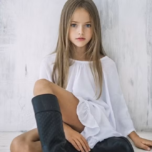 Cũng chính nhờ vẻ đẹp thiên thần của mình mà cô người mẫu nhí xứ Bạch Dương này nhận được rất nhiều hợp đồng quảng cáo béo bở từ những thương hiệu thời trang hay tạp chí lớn như Vogue Italia, Armani, Roberto Cavalli.