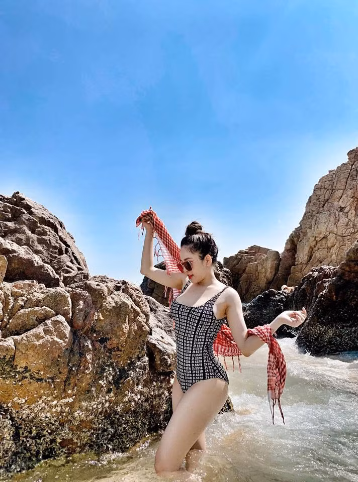 Theo nhiều người suy đoán, nhan sắc của hot girl 9X này xuống sắc vì do tiêm filler hay một số khác lại cho rằng Trâm Anh do Tết ăn quá nhiều nên má hơi phính.