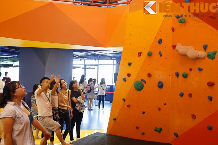 Tầng 5 và tầng 6 là khu trò chơi giải trí như đua xe, golf trong nhà, các game giải trí nhập vai với công nghệ cao, thậm chí là leo núi trong nhà hay bắn cung.