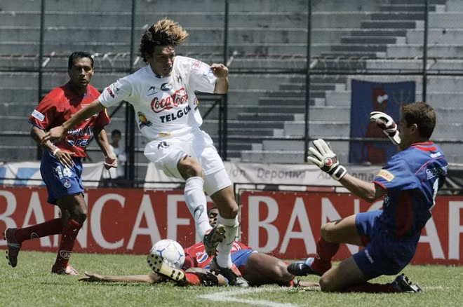 Người gác đền Danny Ortiz, 27 tuổi, của CLB Municipal rơi vào tình trạng bất tỉnh sau cú vào bóng của tiền đạo Mario Rodriguez (Comunicaciones) thuộc giải VĐQG Guatemala. Dù được chữa trị kịp thời nhưng Ortiz vĩnh viễn ra đi ở tuổi 27. Trước đó 1 năm, thảm kịch cũng ập xuống CLB Municipal khi cầu thủ Johnny Aldana qua đời trên sân tập vì suy tim.