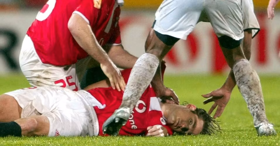 Miklos Feher là cầu thủ người Hungary qua đời đột ngột trên sân cỏ trong trận đấu với Guimaraes trong khuôn khổ giải vô địch Bồ Đào Nha. Cái chết của Fehér Miklós đã khiến thế giới túc cầu sửng sốt và bàng hoàng. Trong tang lễ được cử vào ngày 28-1-2004 tại thành phố quê hương là Gyor (Hungary).