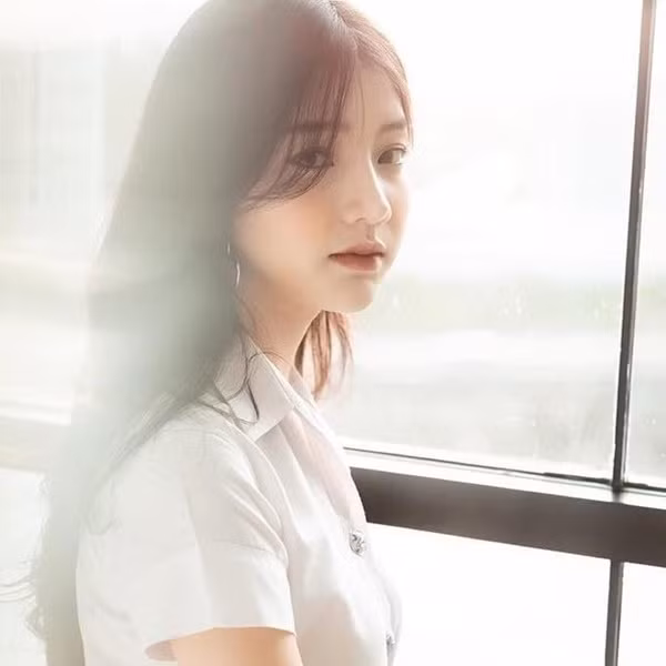 Thân hình nhỏ nhắn, làn da trắng ngần và khuôn mặt với những nét đẹp dịu dàng khiến Anun dễ dàng có được cảm tình của người đối diện, đặc biệt trong những bộ đồng phục.