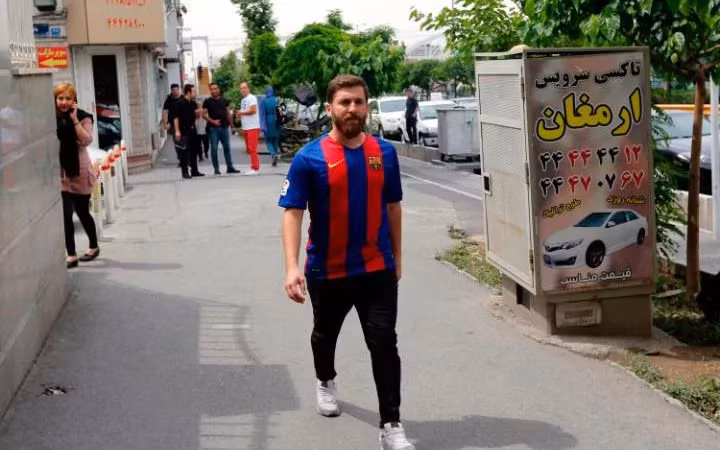 "Messi phiên bản Iran" đi dạo phố trước khi bị bắt. Ảnh trong bài: Telegraph.