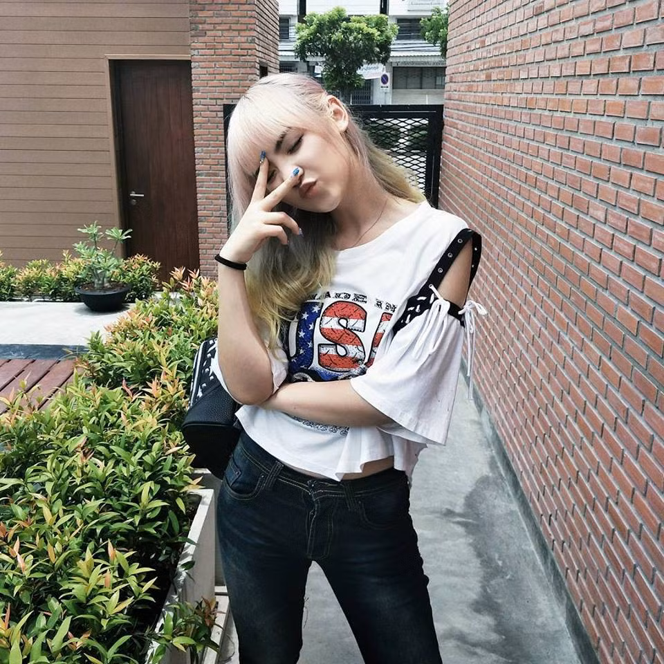 Sở hữu gương mặt cá tính với ngũ quan sắc sảo, làn da trắng sứ cùng thân hình thon gọn, hot girl lai 10X này khiến nhiều người phải lặng người để ngắm mình.