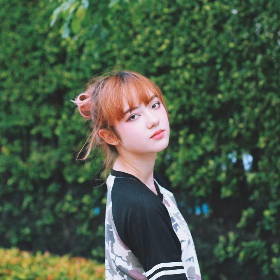 Trước khi theo con đường ca hát chuyên nghiệp, hot girl Thái Lan này từng là diễn viên, người mẫu nhí và tham gia cuộc thi sắc đẹp cho trẻ em. Năm 11 tuổi, Jannina W tham dự vào một chương trình ca hát nổi tiếng của Thái - Singing Kids và vượt qua hơn 10.000 thí sinh để giành giải 3.