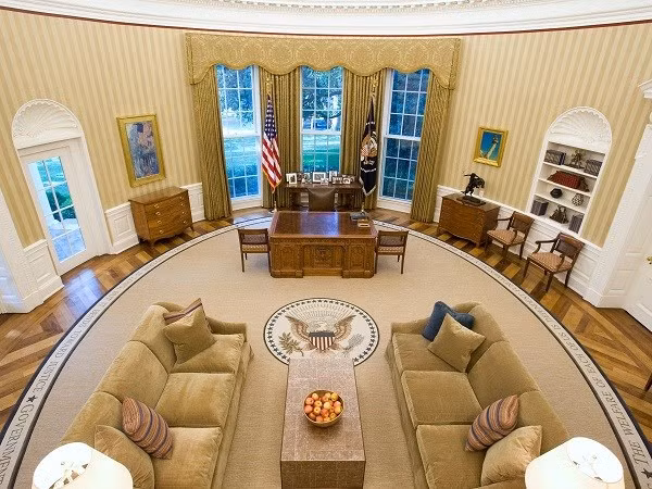 Nhà Trắng tại Washington, DC, là nơi ở và làm việc chính thức của Tổng thống Mỹ. Trong đó, phòng Bầu Dục, nơi ông Obama trao đổi với các nhà ngoại giao, nhân viên, chức sắc, và người đứng đầu các bang khắp nước.