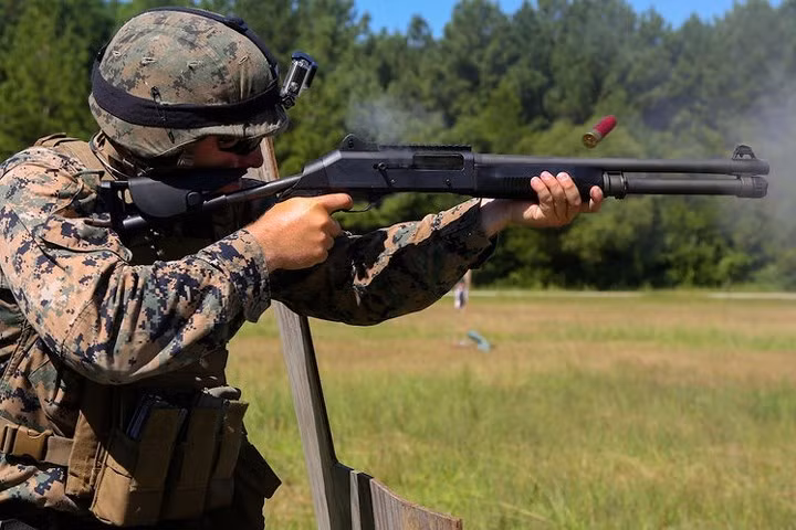 Súng bắn đạn ghém (shotgun) M1014.