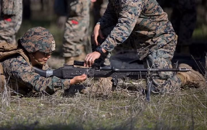 Súng máy M240.