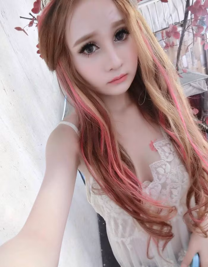 Theo tìm hiểu, cô nàng 9X này đã dùng tới biện pháp PTTM để cứu vãn khuôn mặt vuông kém xinh của mình.